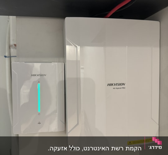 שני מכשירי Hikvision מותקנים על קיר עם חוטים אדומים